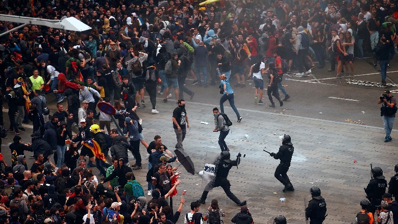 Tension i lartë në Barcelonë, protestuesit pushtojnë aeroportin, përplasen me policinë