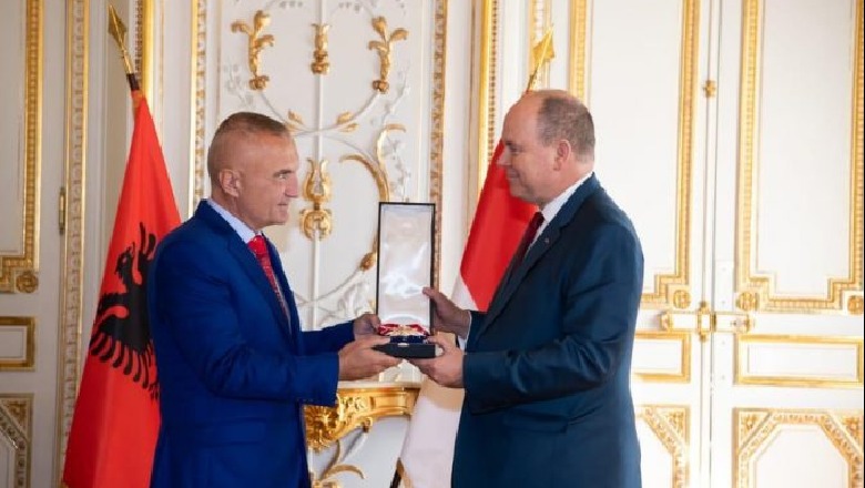 Meta dekorohet me Medaljen e Kryqit të Madh të Urdhërit të Shën-Karlit të Principatës së Monakos