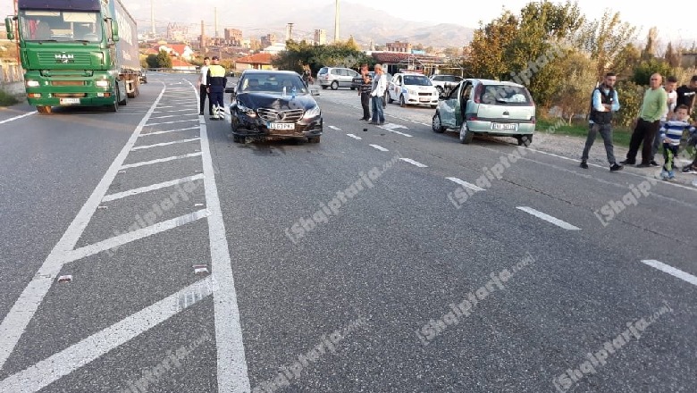 Përplasen dy makina në Elbasan, plagoset nëna me dy fëmijët, e pëson dhe shoferi