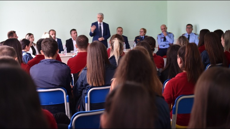 Ministri Lleshaj, bashkëbisedim me gjimnazistët në Tepelenë: Të kontribuojmë që shoqëria mos të prodhoje krim