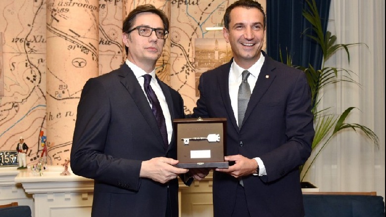 Veliaj i jep 'Çelësin e Qytetit' Presidentit të Maqedonisë së Veriut Stevo Pendarovski