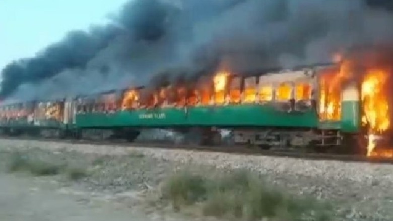 Pakistan, zjarr në trenin e pasagjerëve, të paktën 65 të vdekur