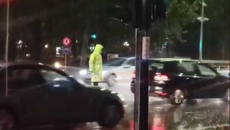Reshje të dendura shiu/ Policia e Shtetit apel drejtuesve të makinave dhe motoçikletave: Mos kryeni manovra të gabuara