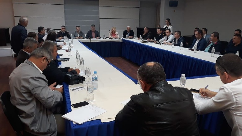 Vlorë/ Situatat me reshjet, mblidhet Komisioni i Mbrojtjes Civile: Plan masash në raste problematike