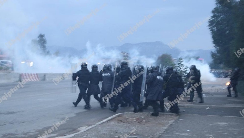 Tensione tek Astiri/ IKMT nis prishjen e banesave, banorët bomba molotov ndaj policisë, shpërndahen vetëm nga gazi lotsjellës (FOTO)
