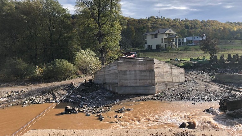 “Banorët e dy fshatrave nuk do të kacavirren më për të kaluar lumin e Shkumbin”, Xhaçka: Brenda 10 ditëve ndërtohet ura (FOTO)