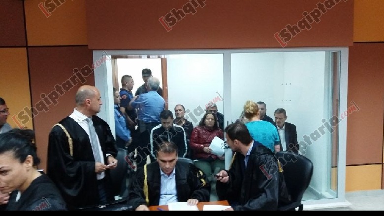 Korrupsioni në Universitetin e Elbasanit, bien akuzat për dekanin dhe shefen e gazetarisë, në gjyq vetëm sekseri