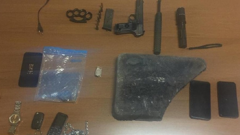 Operacion anti-drogë në Tiranë/ Arrestohen dy të rinj me rreth 4 kg heroinë dhe armë