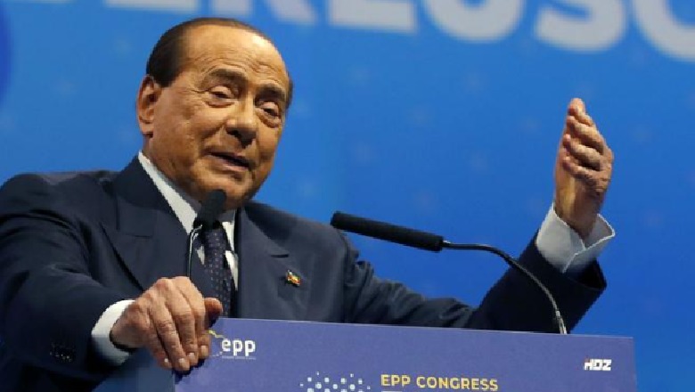 Silvio Berlusconi rrëzohet aksidentalisht në kongres duke bërë 'selife' 