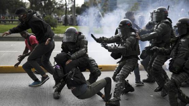Kolumbia në kaos, shtetrrethim në Bogotà, tre policë të vrarë dhe 273 të plagosur