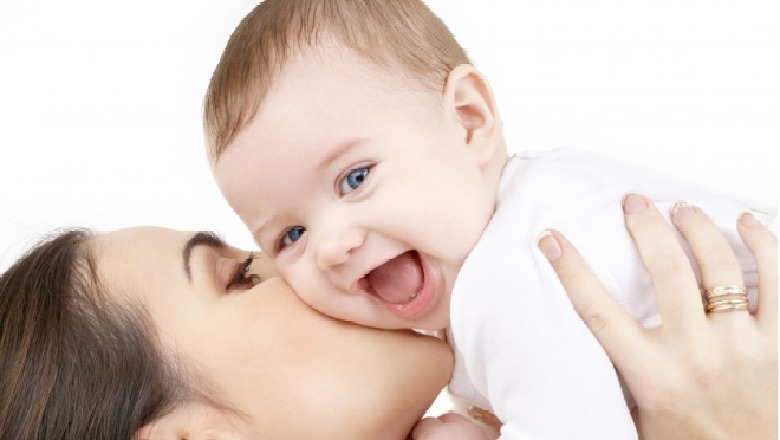 5 mënyrat e duhura se si duhet ta mbani foshnjën (FOTO)