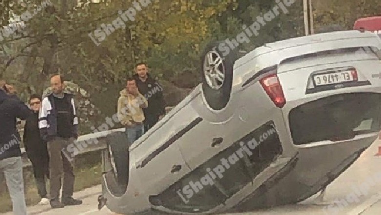 Elbasan- Makina përplaset me trafik-ndarësen dhe përmbyset në rrugë, plagoset pasagjerja
