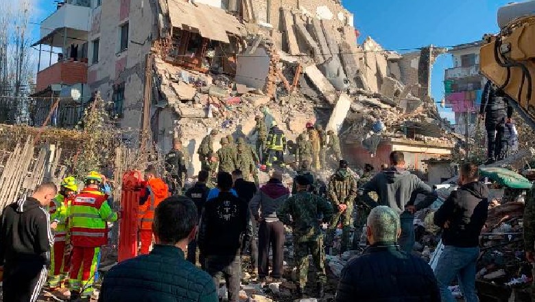 Zjarrfikësit italianë: Mos i humbni shpresat, edhe pas 6 ditësh mund të gjenden njerëz të gjallë nën gërmadha