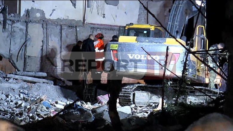 'Më mirë të vdisja unë se Aderina'! Lutjet e babait s'dëgjohen, nxirret trupi i pajetë i vajzës