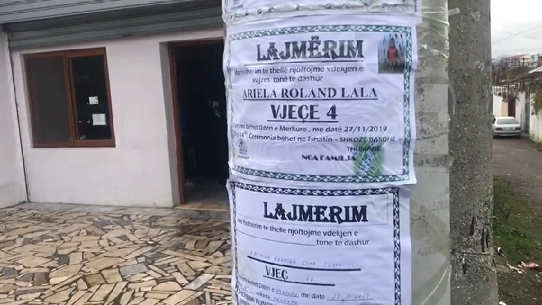 Pamje të trishta nga Thumana! Shtylla e mbushur plotë me emrat e viktimave të tërmetit 