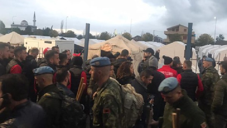 Futbollistët e Partizanit vizitojnë kampin e banorëve në Thumanë