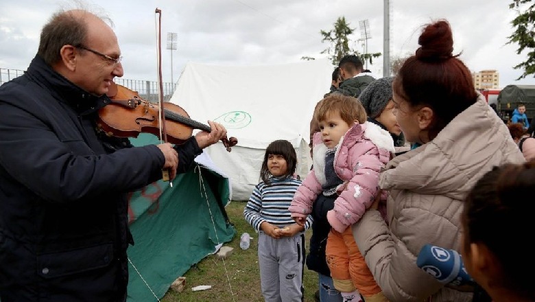 Maestro Smerald Spahiu dhuron momente gëzimi me violinë për fëmijët e prekur nga tërmeti