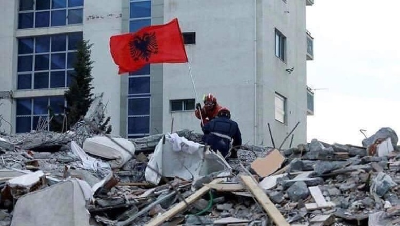 75-vjetori i çlirimit/ Veliaj poston flamurin kuqezi mes rrënojave të tërmetit: Do ngrihemi sërish, më të vendosur se kurrë