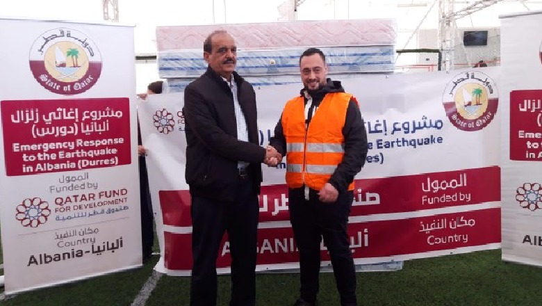Ambasadori i Katarit prezent në shpërndarjen e ndihmave emergjente: Do të marrim pjesë në ndërtimin e shtëpive 