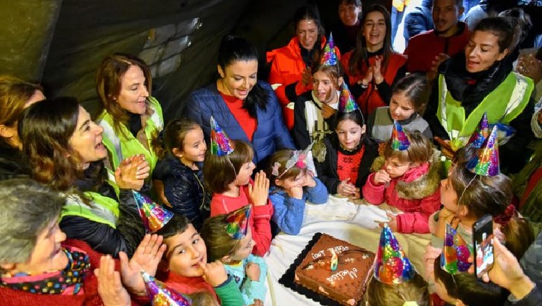 Mes festës e dhuratave, vogëlushja 6-vjeçare feston ditëlindjen në Kampin e Emergjencave në Vorë