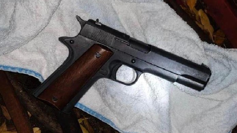 Tiranë/ Arrestohet në flagrancë 23-vjeçari, mbante në banesë një pistoletë 
