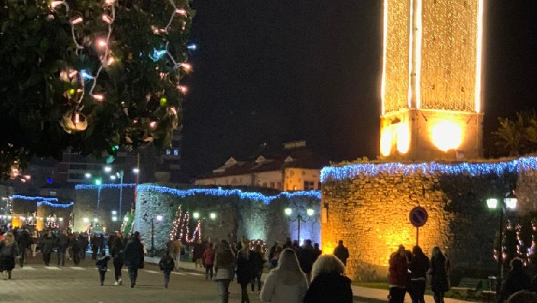 Ndizen dritat e qytetit me rastin e festave të fundvitit, Elbasani merr tjetër pamje (FOTO)