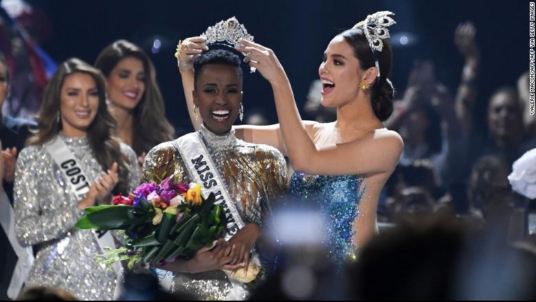 Modelja afrikano-jugore kurorëzohet Miss Universe 2019, përfaqësuesja shqiptare shkëlqen me fustanin 'kuqezi' dhe renditet në 'Top 20'
