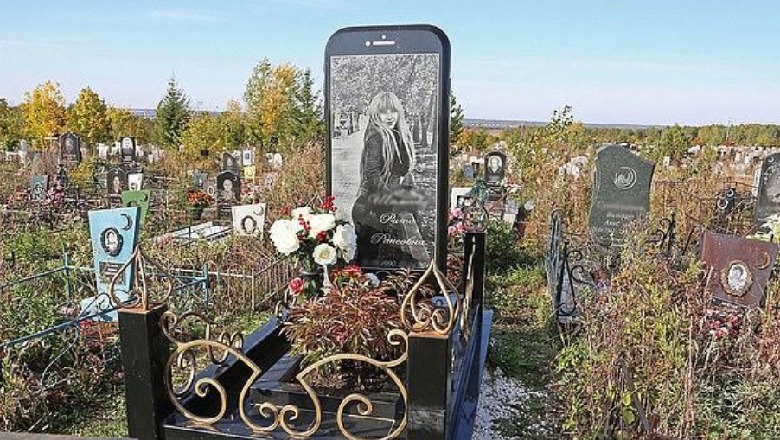 E fiksuar pas teknologjisë, i krijojnë gurin e  varrit në formën e i-Phone-it