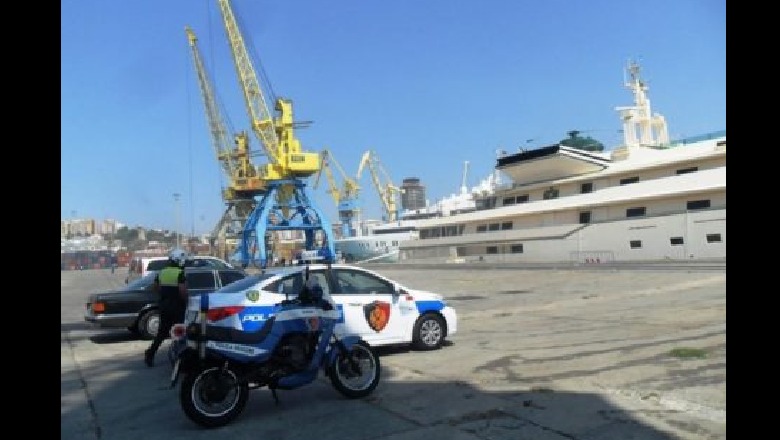 Pagesa deri në 3 mijë euro, arrestohen dy punonjësit e portit të Durrësit që trafikonin njerëz! Nën hetim edhe një polic