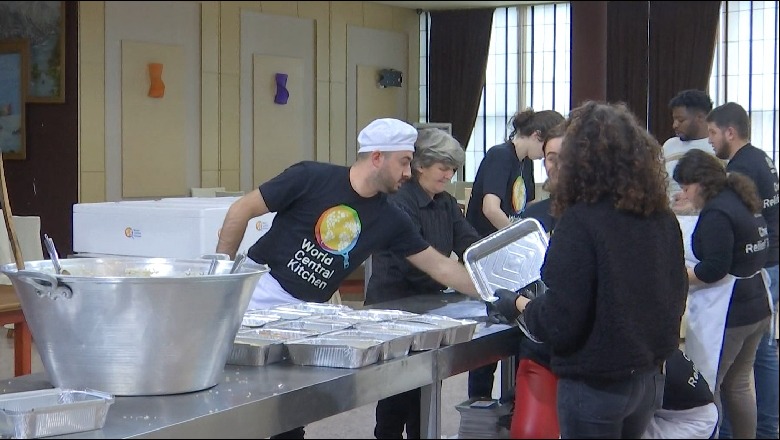 25 mijë vakte për 9 ditë, kuzhinierët e huaj gatuajnë për të prekurit nga tërmeti