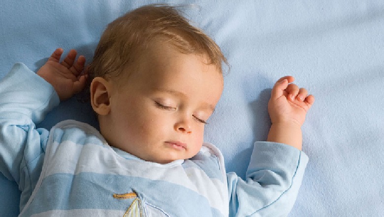 Sa gjumë duhet të flejnë bebet sipas ekspertëve...
