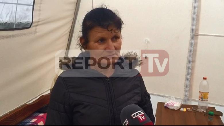 Iu shemb shtëpia pas tërmetit! Familja refuzon të lërë pas bagëtitë: Këtu ziejmë e përziejmë, këtu flemë! Kur është shi rrimë në makinë (VIDEO)