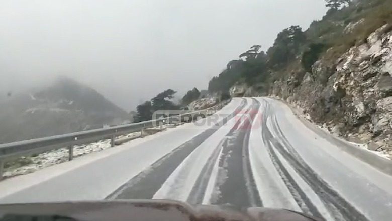 Llogaraja zbardhet nga dëbora, hidhet kripë në rrugë për të shmangur ngricat (VIDEO)