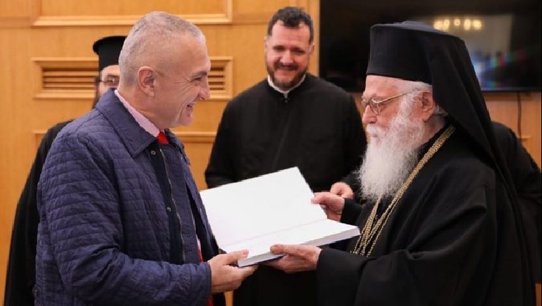 Meta takon Janullatos, merr dhuratë kopjen e parë të albumit 'Ngjyrat e Ortodoksisë'