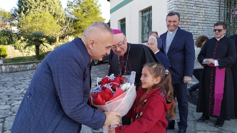 Presidenti Meta në drekën e Krishtlindjes me familjet e prekura nga tërmeti në Mamurras: Le të jenë një ogur i mirë për vendin 