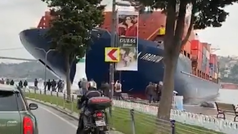 Stamboll, bllokohet Bosfori, anija e mallrave përplaset me bregun (VIDEO)