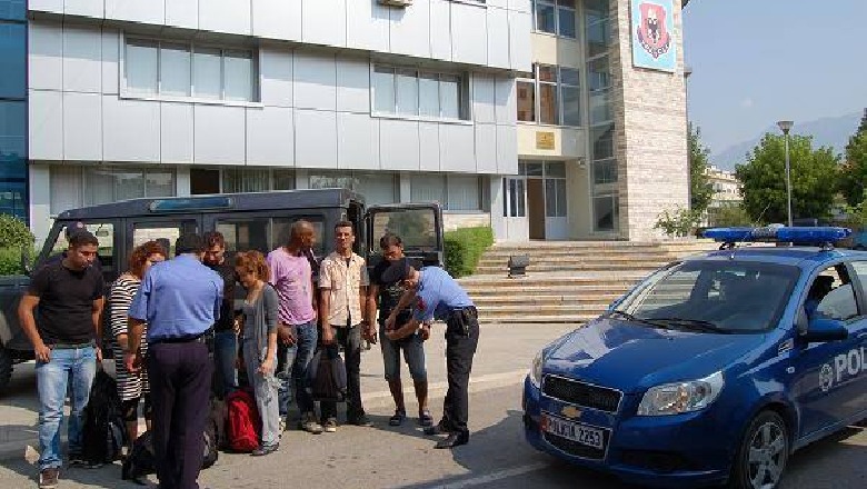 Po transportonin ilegalisht 9 klandestinë tunizianë e algjerianë, arrestohen 2 të rinj nga Shkodra