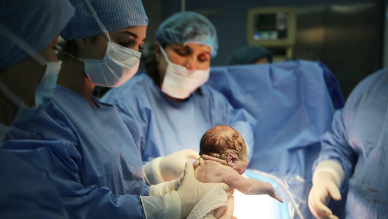 Një djalë dhe një vajzë lindin në minutën e parë të vitit të ri 2020