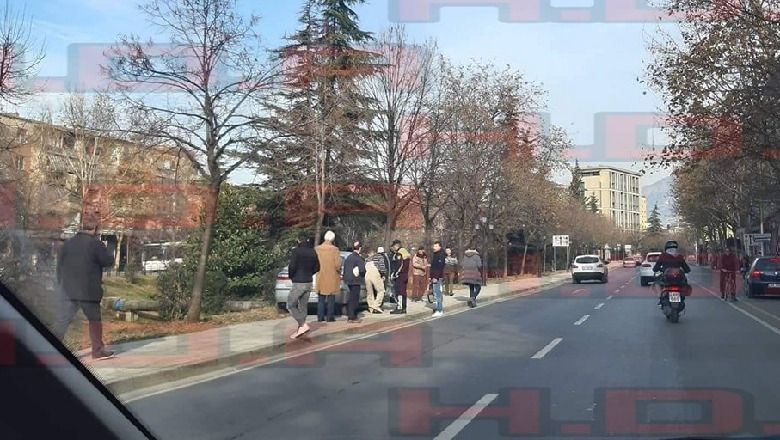 Aksident në Tiranë, makina del nga rruga dhe përfundon në trotuar