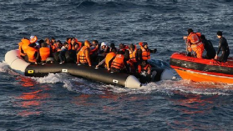 Zbarkojnë në Salento 33 migrantë kurdë, të detyruar të zbresin në detin e akullt! Mediat italiane: Ishin nisur nga Shqipëria, policia: E pa vërtetë
