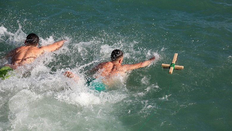 Festohet Dita e Ujit të Bekuar, të rinjtë e krishterë sfidojnë temperaturat (FOTO)