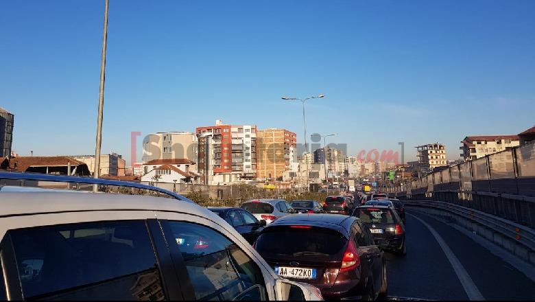 Bllokimi i unazës shkakton trafik të rënduar në Tiranë (FOTO)