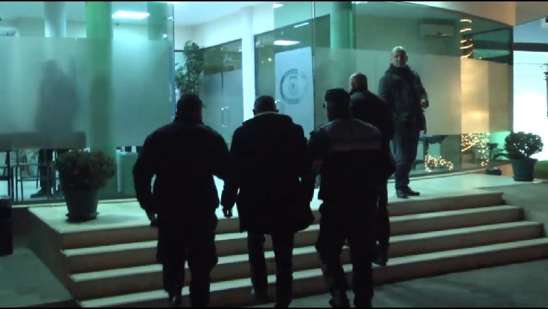 'Kërcasin' prangat për 17 zyrtarë policie dhe të pushtetit vendor! Morën ryshfet nga 5 biznesmenë për ndërtime pa leje në Durrës, Manëz e Shijak
