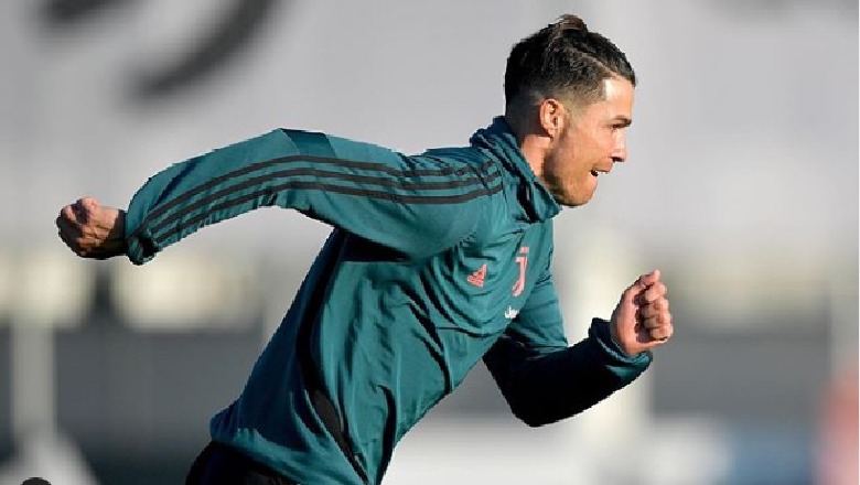 Cristiano Ronaldo poston foton, tregon të gjithë muskujt