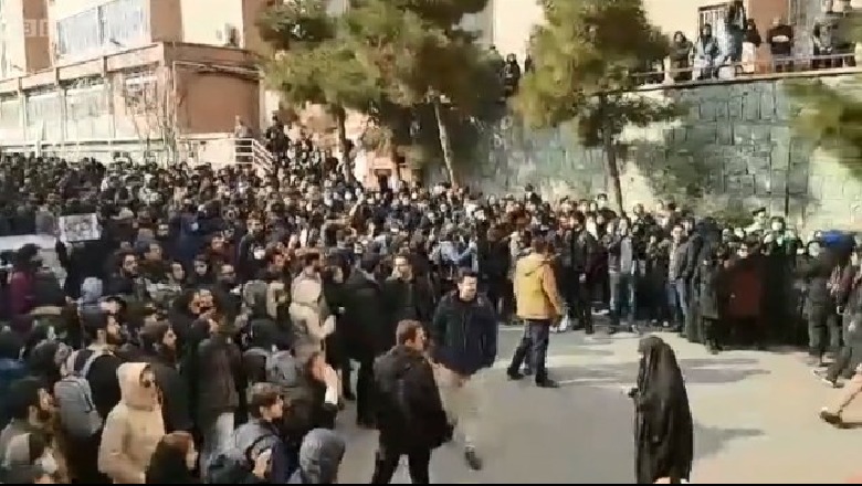 Dita e dytë e manifestimeve në Iran, Protestuesit: Armiku ynë jo Amerika, armiku ynë është këtu