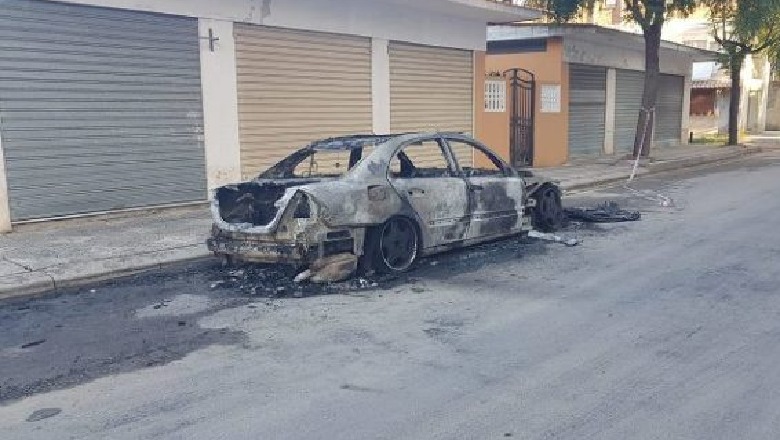 Tiranë/ Merr flakë makina në parkim, dyshohet aksidentale