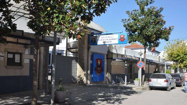 U dorëzuan në 2017, 9 automatikë 'harrohen' në zyrën e shefit të komisariatit të Elbasanit