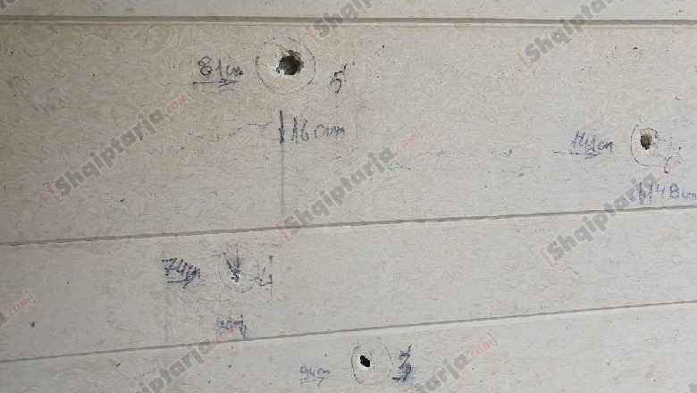 Muri i bërë 'shoshë' nga plumbat, çfarë ka mbetur në vendin ku u plagos rëndë Nikollaq Çepaj dhe kunati i tij (FOTO)