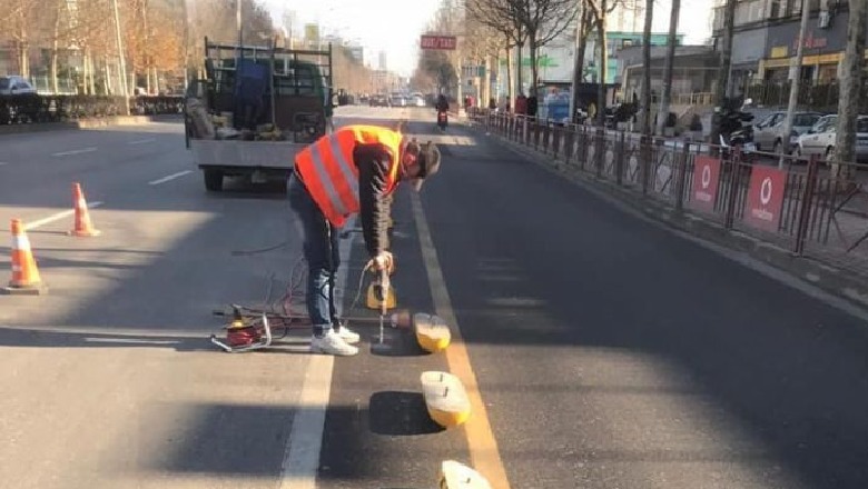 Vendosen 'grerëzat' në rrugën 'Dritan Hoxha', lehtësohet lëvizja e mjeteve të transportit