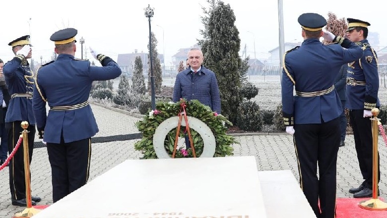 Meta viziton memorialin e Ibrahim Rugovës: Historia e Kosovës dhe kombit shqiptar ka në themele emrin e veprën e ndritur të tij
